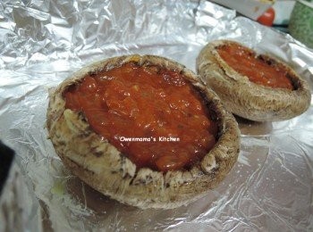 step4: -在菇內釀上餡料，不要釀太多

-焗盤上掃小許油，放上菇
-放入預熱220度焗爐焗約15分鐘