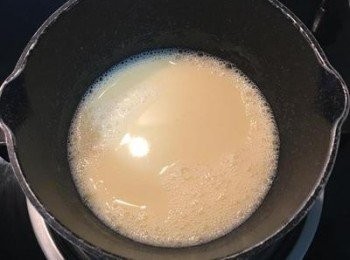 step2: 蛋黃打散；牛奶與無鹽奶油小火煮到鍋邊起小泡泡。