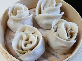 step10: 將玫瑰餃放入蒸籠，蓋上蓋子，放入蒸爐蒸12-18分鐘。