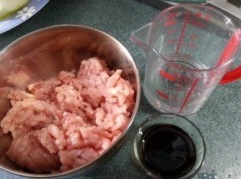 step2: 瘦肉碎用醃料略醃