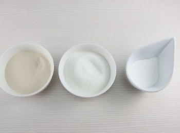 step2: 將60g的細砂糖及果膠粉,寒天粉(或蒟蒻粉)全部混合。如使用果膠粉之類的粉末狀一定要先混合在細砂糖裡,才能融化在水果醬汁裡。