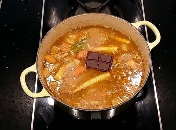 step16: 最後加入黑巧克力攪拌至融化即完成,如不喜歡巧克力,亦可不加。或加入鮮奶油做調味也可以。