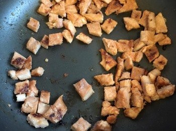 step2: 豬扒煎熟後，切成粒粒，然後放入鍋回鍋炒熱
