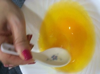 step2: 芒果味啫喱粉用半碗熱水同半碗凍水開成啫喱水！