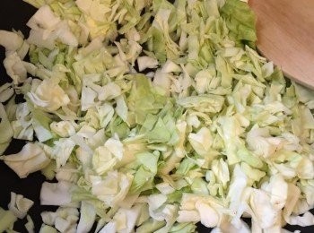 step1: 椰菜洗淨切碎；馬鈴薯去皮切幼絲；金針菇切碎；豆腐卜切碎。