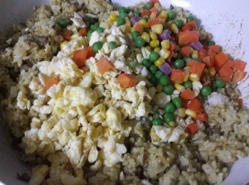 step5: 倒入已燙熱的三色菜和炒熟的碎蛋拌炒