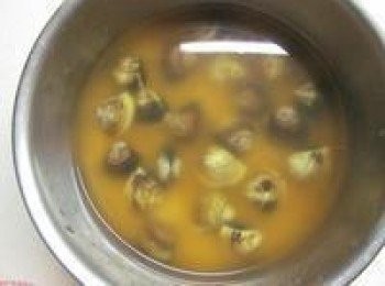 step3: 再平均鋪上蛤蜊,外鍋放0.7杯的水,按下電鍋開關