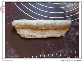 step6: 由較遠方開始向自己方向摺, 按實接口。