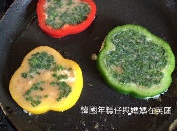 step6: 然後倒入適量蛋漿用細火慢慢煎熟，上面的蛋漿差不多熟時就可以將煎餅反轉煎至金黃即可。