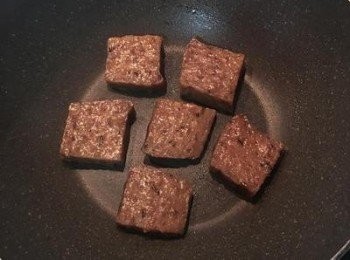 step17: 食用時，不沾鍋不放油，乾煎到兩面「赤赤」即可，外酥內軟、鹹甜香又Q軟；煎時要注意，不要ㄧ次放太多，因為鹹甜粿加熱變軟後會互黏喔