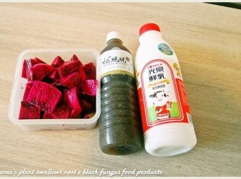 step1: 事先準備紅肉火龍果、黑木耳養生露與鮮奶等料理<span class="group_1">食材</span>。