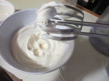 step4: 將<span class="group_1">食材</span>C打發至硬性發泡。In another bowl, beat the egg white almost to soft peaks. Sprinkle in the sugar and continue to beat until the peaks are firm and glossy. Beat in the vanilla.
