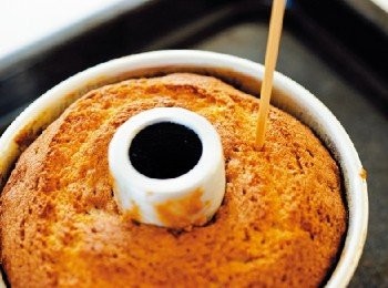 step11: 放入預熱好的烤箱中烘烤35分鐘左右。朝中心插入竹籤，如果沒有未烤熟的麵糊沾黏在竹籤上就OK了。脫模後放在網架上墊高放涼。