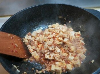 step4: 加入豆腐拌炒.加點冰糖