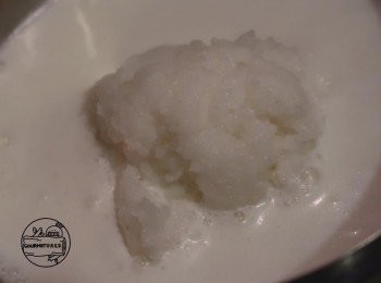 step2: 將鮮奶煮至冒泡，接著放入糖、米飯與少許肉桂粉，充分混合米布丁液。