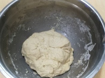 step3: 加入酵母水於粉類內，稍稍拌勻，加入糖、蛋黃、鹽和橄欖油。麵團乾的話，按需要逐少放入温水，揉勻麵團至光滑不沾手。