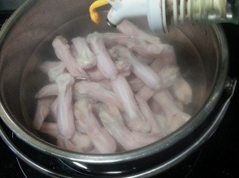 step2: 再用少許米酒出水2分鐘