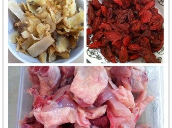 step1: 將玉竹、枸杞子、龍眼乾洗淨。
土雞多塊，過燒水待用。