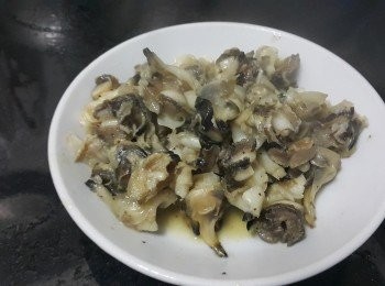 step4: 急凍螺肉，先用薑片黃酒汆水備用