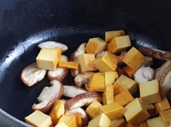 step3: 加入豆乾炒香。