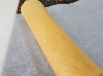 step15: 用牛油紙協助，把香橙蛋糕片卷起，放入雪櫃雪1小時