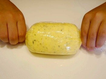 step7: *抓著二個邊邊推奶油到中間想要的長度。 *在桌面上前後滾動，即會形成圓柱體~