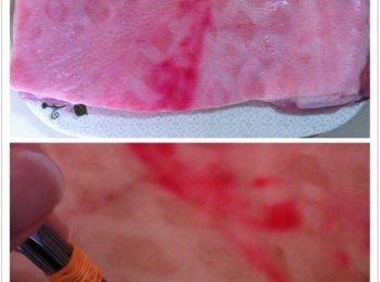 step1: 首先把花肉洗淨，在底部劃輕輕三刀【不是切斷哦】，然後燙過燒水約3分鐘盛起，抹乾水分。
利用毛夾清涼豬皮表面的毛髮，然後在豬皮上刺洞，這個動作不可以偷懶哦~否則豬皮會不脆，反而硬咧！