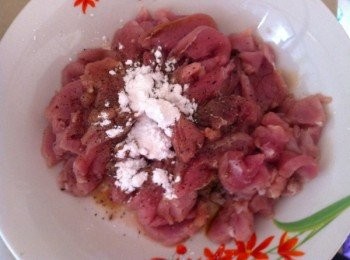 step2: 梅肉加入黑胡椒；1小匙《喜歡辣可以多加少許》，淡醬油；1匙， 鹽巴；少許，玉米粉；1小匙腌製20分鐘。