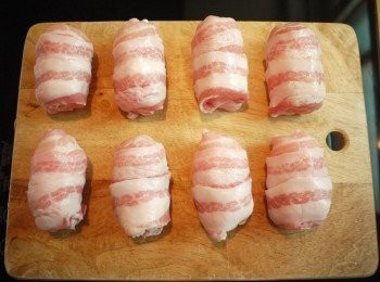 step5: 將培根五花肉片捲在白飯外即可(培根五花肉片是沒有調味過的!!!不是培根肉片!!!)