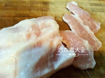 step1: 豬頸肉洗乾淨吸乾水後逆紋切成條狀