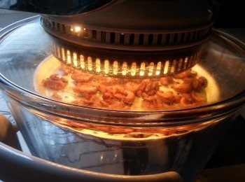 step3: 光波爐預熱180c高架,將雜果仁平放焗碟上,先波5分鐘,炒一炒再波5分鐘