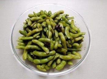 step4: 將毛豆及八角,所有調味料(海鹽,芝麻香油,黑胡椒粉)全部拌勻入味(建議放冰箱1小時再享用會更入味)