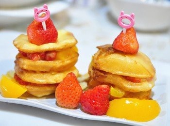 step10: 最後蓋上饅頭片，放顆草莓於上層固定住，再於盤邊緣擺上一些些水蜜桃片及草莓裝飾