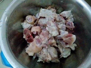 step1: 豬尾過下水，再倒掉血水，重新洗一遍，撈出備用。