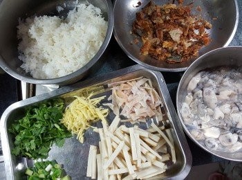 step6: 預備好所有材料:魚片切條,薑切絲,莞茜及蔥切粒,白米煮成飯