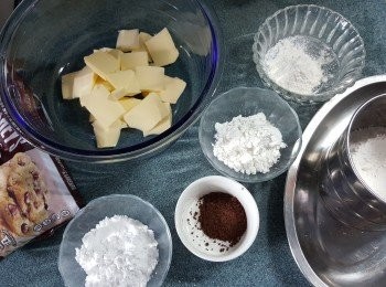 step3: 預備所有材料:
淡牛油/金桶牛油100g ,糖霜30g ,低筋麵粉80g ,高筋麵粉10g ,粟粉  25g,可可粉4g  ,朱古力釘適量 ,牛油先於室溫溶解至軟身