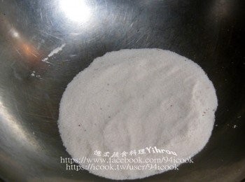 step1: 鹽直接倒入乾鍋，中小火翻炒炒熱鹽，花生不要泡水只要過水洗淨就好，不能泡水太久，瀝乾水分放到水份全乾或曬乾，倒入炒鍋加入花生中小火翻炒，炒的過程全程人不可離開，需不斷翻炒使受熱均勻(鹽不能太少花生炒出來不漂亮皮會變黑)