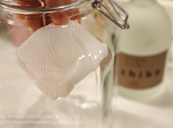 step4: 用廚紙沾點燒酌抹一下玻璃瓶內部再消毒一次。