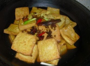 step6: 鍋中放入炸好的豆腐、葱、薑、花椒、大料、桂皮、紅辣椒、鹽、醬油，最後放入大骨湯，大火燒開，小火燉20分鐘。