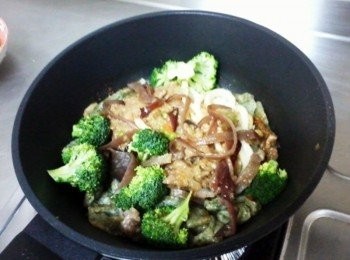 step2: 2.先煎好散蛋備用 3.下鍋炒香蛋餅後 加入桂冠沙茶燒肉炒烏龍跟黑木耳、花椰菜。