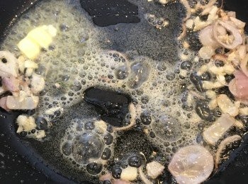 step2: 加牛油，略炒；然後加麵粉