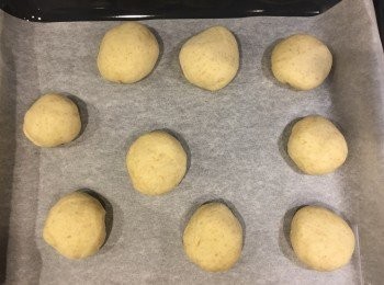 step7: 包好九個包後放入焗爐內（不要開爐），再放入一杯滾水，發酵40分鐘。