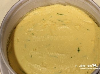 step5: 混合好的麵糊倒入烤盤中，均勻鋪平。