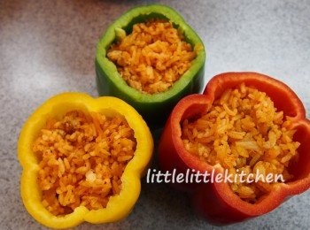 step4: 彩椒切去頂部和芯，盛入炒飯