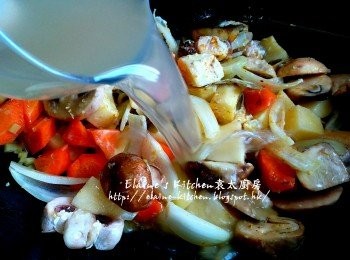 step9: 逐一加入黃薑粉 , 月桂葉 , 椰絲 , 糖 , 椰漿拌勻 , 再加入素上湯 , 2杯水份量再拌勻