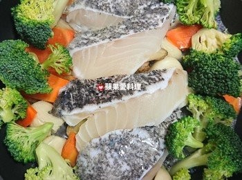 step5: 放入魚片、花椰菜、米酒，蓋鍋蓋，燜煮1分鐘。