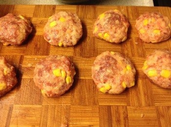 step6: 然後做出拋球的動作, 左拋右接, 目的要把空氣拋出, 煎的時候不會裂開, 但同時要留意芝士有沒有露出