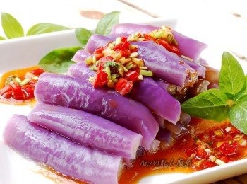 step9: 將冰鎮好的茄子擺盤,淋上特製的<span class="group_2">蒜蓉醬</span>就完成了!簡單的料理更能嚐到<span class="group_1">食材</span>的原味。夏天最適合吃涼拌菜,美麗的紫色茄子可讓人食慾大增喔!