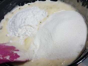 step4: 再倒入咖啡伴侶和椰漿粉混合均勻，熄火