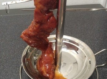 step3: 預熱焗爐爐溫200度,豬肉從<span class="group_2">醃料</span>中攞出,再將<span class="group_2">醃料</span>混合<span class="group_3">蜜糖醬汁</span>備用。豬肉表面先掃<span class="group_4">掃面醬</span>,再將豬肉吊在燒雞架上,先焗十分鐘取出掃<span class="group_3">蜜糖醬汁</span>再焗。